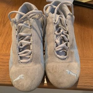 Woman’s puma sneakers